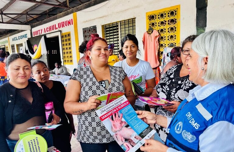 lideresas comunitarias aprenden sobre sarampión