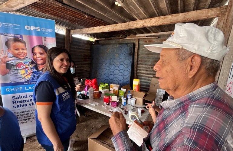 Adulto mayor recibe atención de salud en feria en La Cañada
