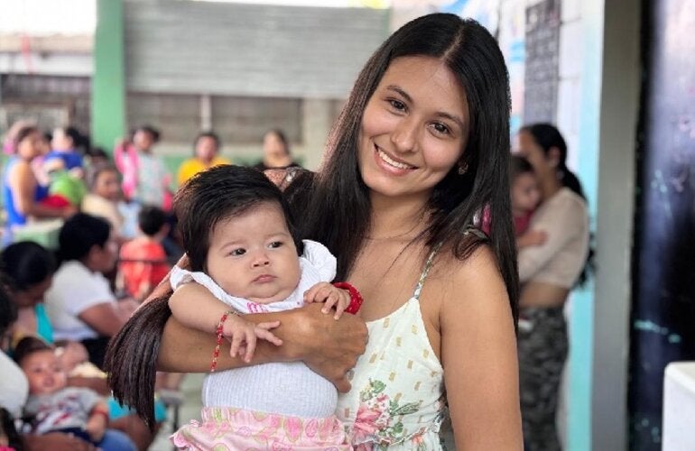 madre joven con su hija saludable