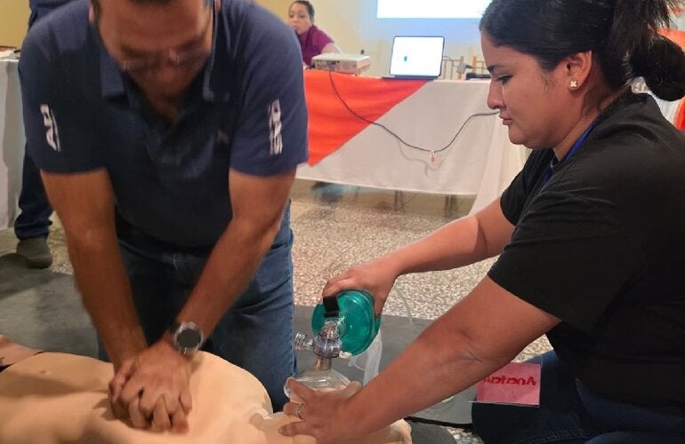 equipo aprende a brindar atención 
