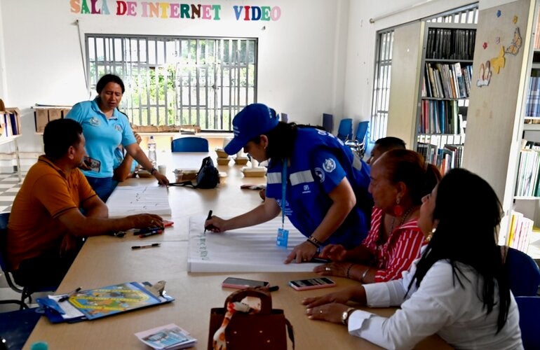 personas trabajando en reunion