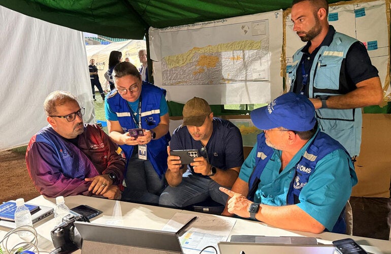 Equipos de respuesta en Venezuela tras el terremoto