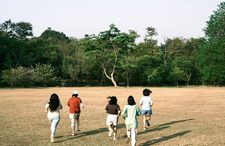 Jóvenes corriendo