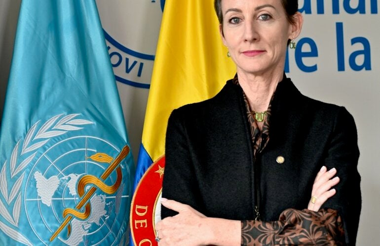 mujer cruzada de brazos