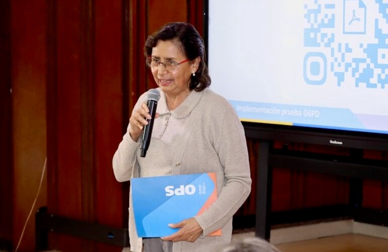 mujer hablando en microfono