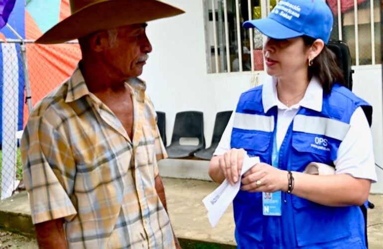 dos personas dialogando