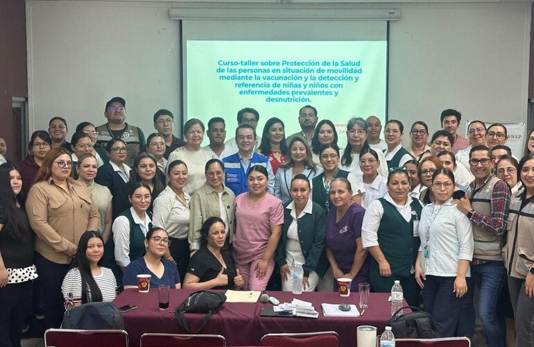 Grupo de personas participantes del curso-taller sobre protección de la salud de las personas en situación de movilidad mediante la vacunación y la detección y referencia de niñas y niños con enfermedades prevalentes y desnutrición en Sonora