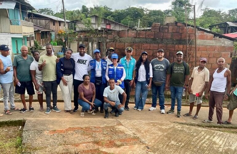 grupo de personas posando