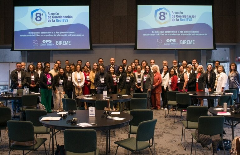 Coordenadores de BVS de 15 países da América Latina e Caribe com representantes do Ministério da Saúde do Brasil e especialistas em ciência da informação, posam com a equipe da BIREME durante a abertura dos eventos, em São Paulo.