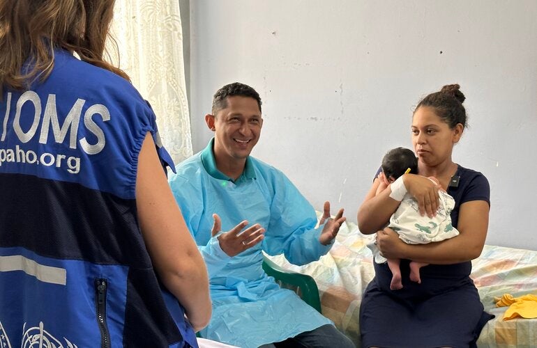 Esposo acompaña a su esposa y recién nacido