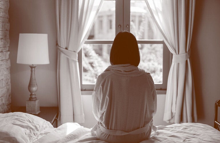  27 Adolescente vista desde atrás