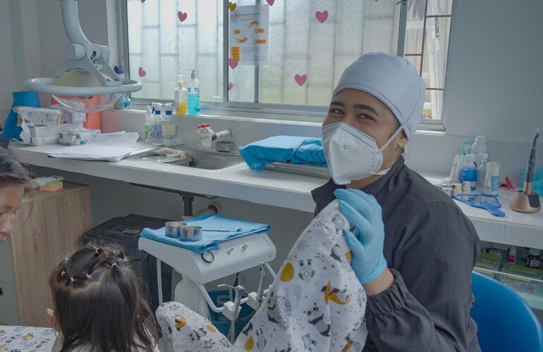 odontóloga sonriendo a la cámara
