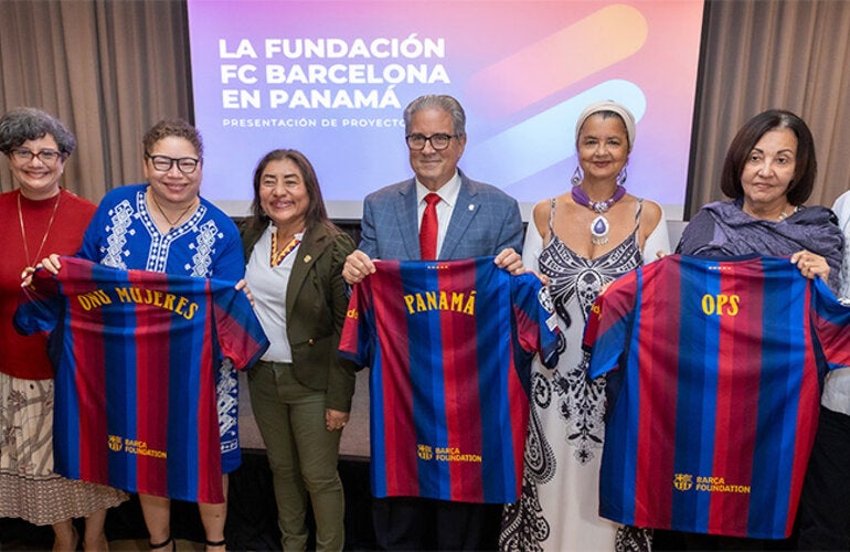 Fotografía grupal de autoridades participantes en la presentación de los proyectos de la Fundación FC Barcelona en Panamá
