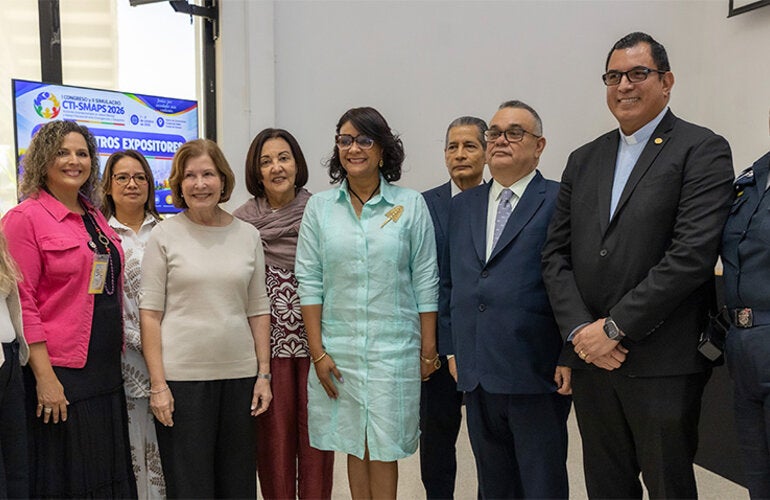 Fotografía grupal de autoridades presentes en el I Congreso Nacional de Salud Mental y Apoyo Psicosocial.