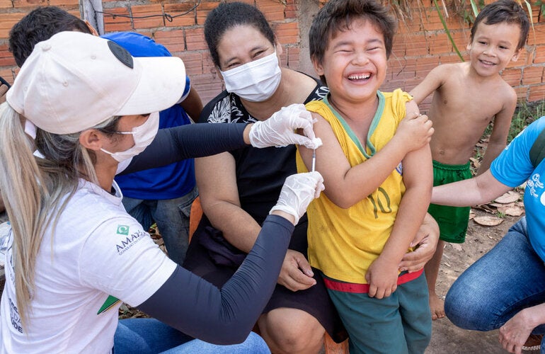 Un niño recibe una vacuna