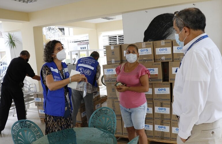 Equipo de OPS entrega donación a MINED