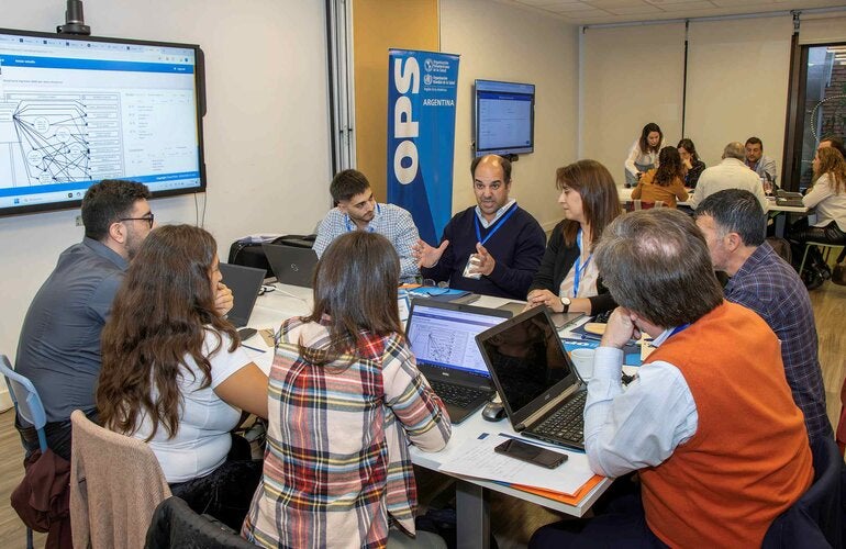 Foto de un momento de la jornada con dinámica de trabajo en grupos