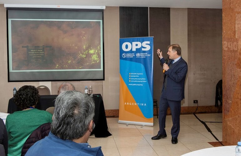 Foto del momento de la exposición del uno de los oradores, Daniel Buss.