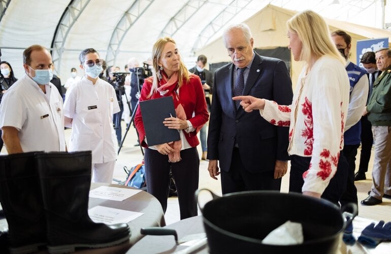 Durante el acto de entrega, de izquierda a derecha: Eva Jané Llopis, representante de OPS/OMS en Argentina; Jorge Taiana, ministro de Defensa; Marcela Ovejero, Coordinadora de Bienestar de las Fuerzas Armadas.