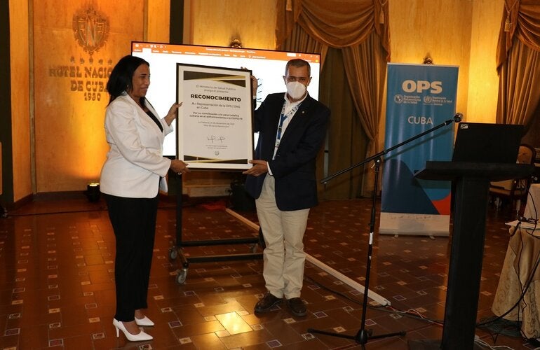 Entrega de reconocimiento a Representación de OPS-OMS en Cuba
