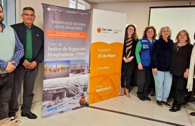 Foto de autoridades y consultores que ofrecieron el taller
