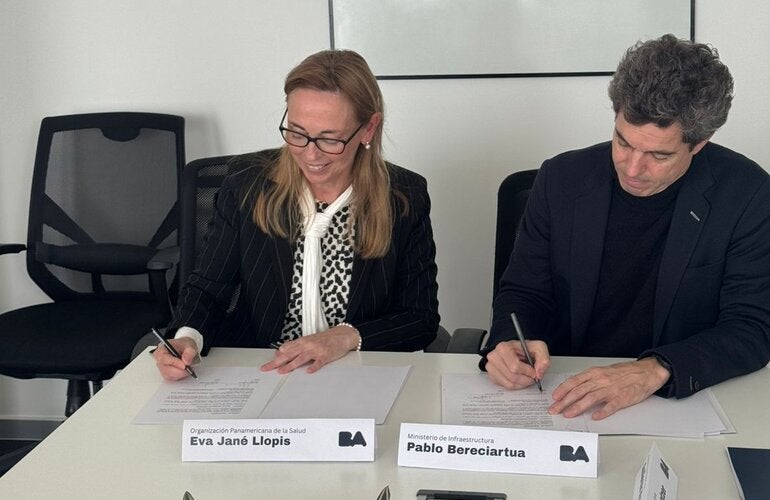 Foto del momento de la firma