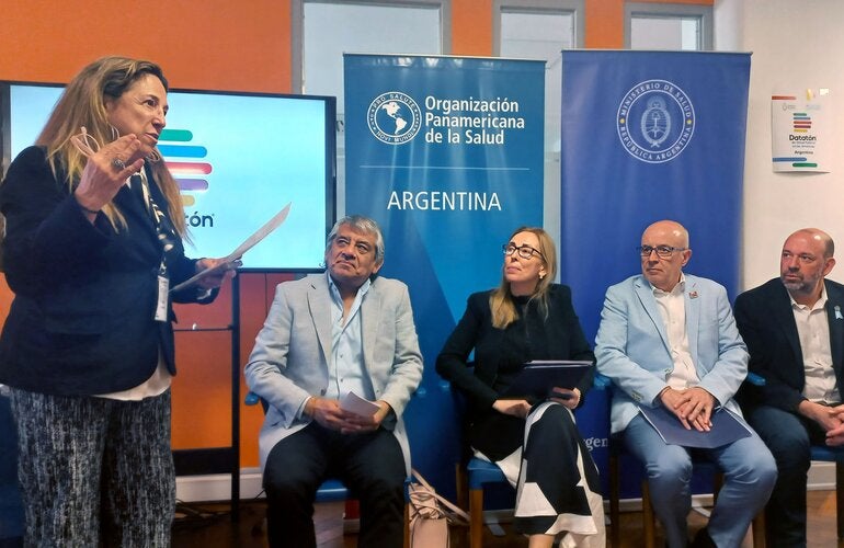 Autoridades nacionales y de la OPS durante el desarrollo de la Datatón 