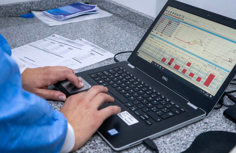 computadora que muestra registro de información epidemiológica