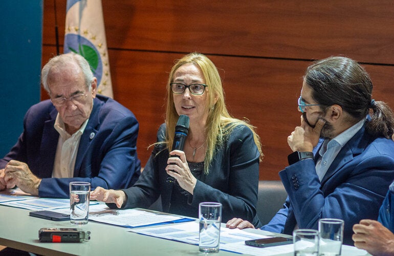 Foto del panel con autoridades