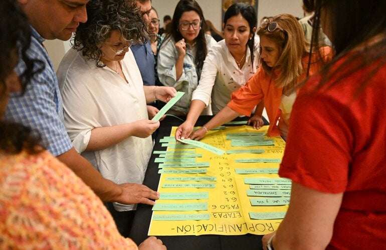 Foto de grupo trabajando