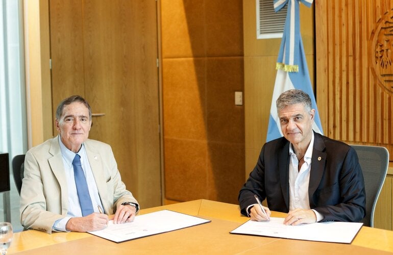 Foto de las autoridades firmando