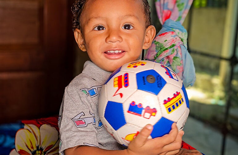 El pequeño Willy sueño con patear una pelota en los grandes estadios.