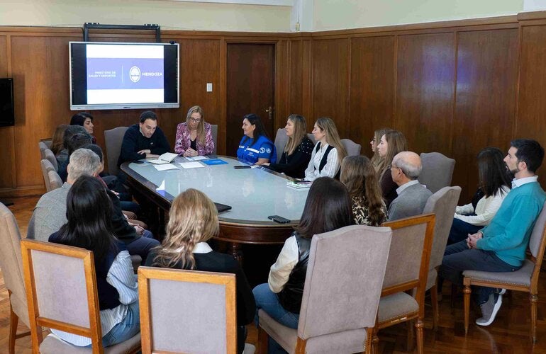 Foto de la reunión durante la firma