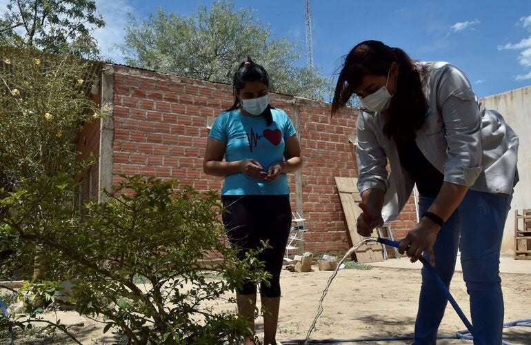 Foto de toma de muestras de agua