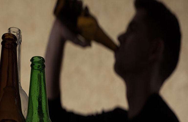 Persona tomando alcohol