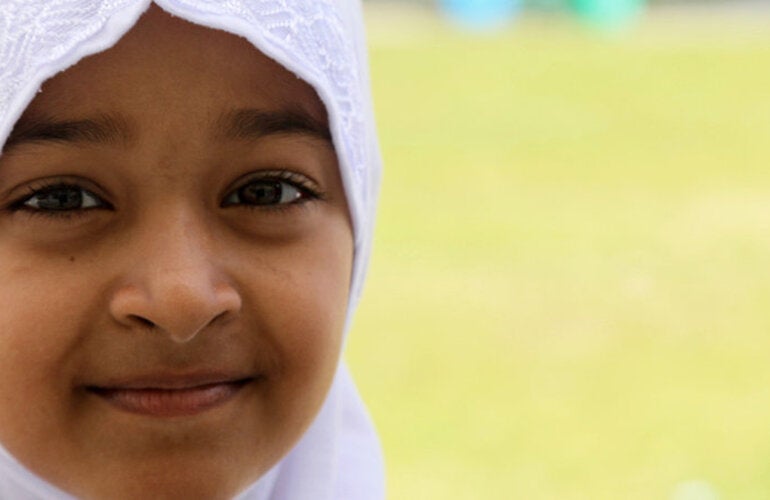 Niña con la cabeza cubierta
