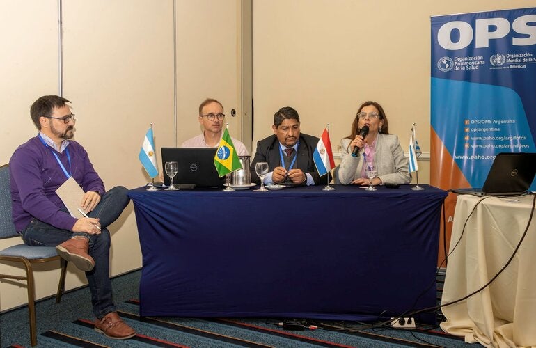 Foto de participantes disertando