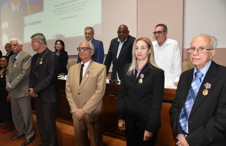 Condecoraciones en el Día de la Ciencia Cubana