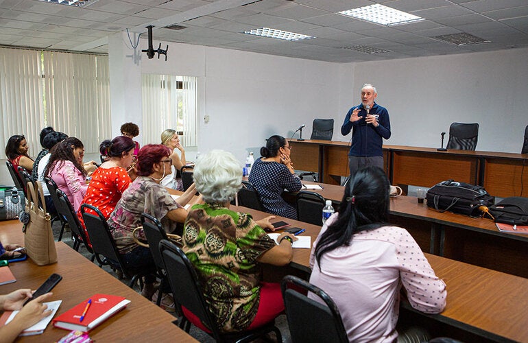 ​El Dr. Pablo Durán, asesor del CLAP, imparte conferencias en taller sobre atención neonatal