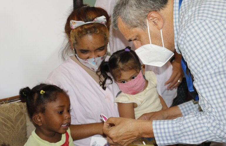 Donación de nasobucos en hogar de niños sin amparo familiar