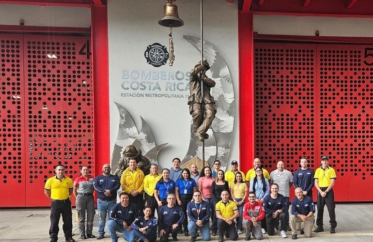 Fotografía grupal en las afueras de las instalaciones de la estación de bomberos