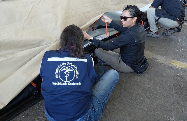 Participantes de Guatemala y Costa Rica durante la instalación de uno de los módulos