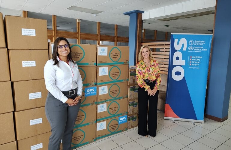 María Dolores Pérez, Representante de OPS en Costa Rica y Karla Henry, de la Cruz Roja Costarricense
