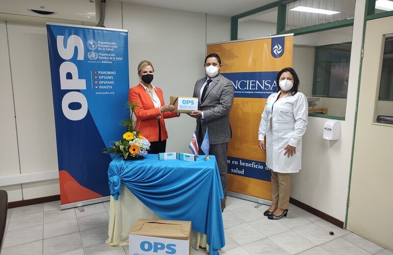 Entrega de insumos a Viceministro de Salud y personal de INCIENSA