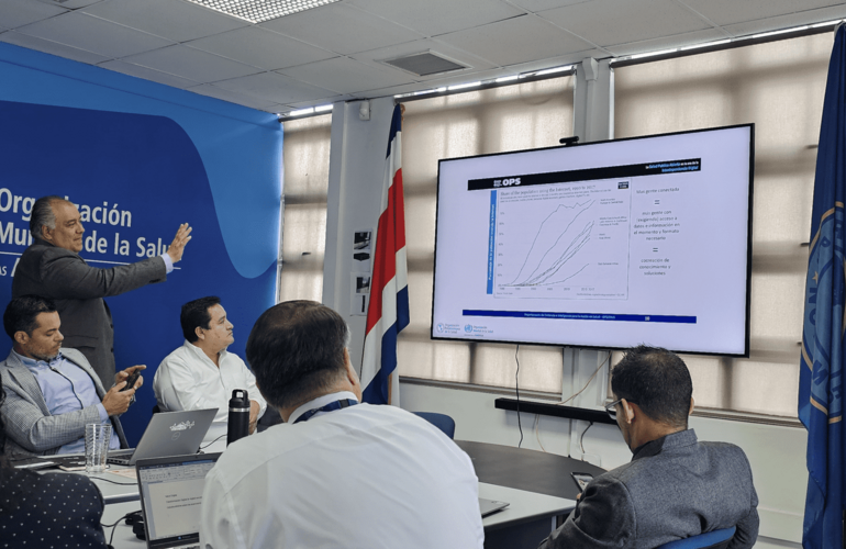 Expertos de la OPS dirigiendo la sesión de trabajo