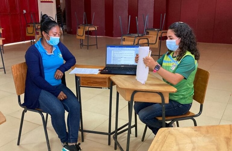 Cindy y su compañera de equipo