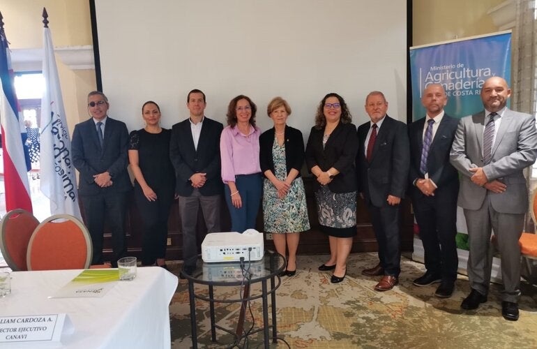 Participantes de la mesa principal posando para una fotografía grupal