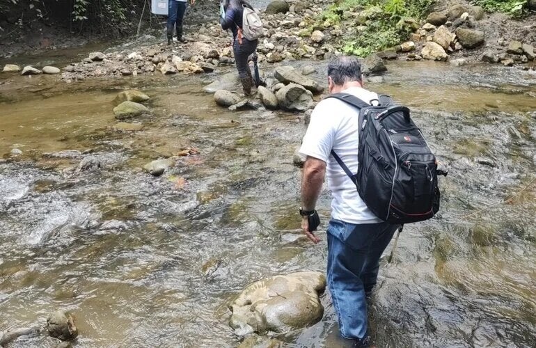 Hombre cruzando río