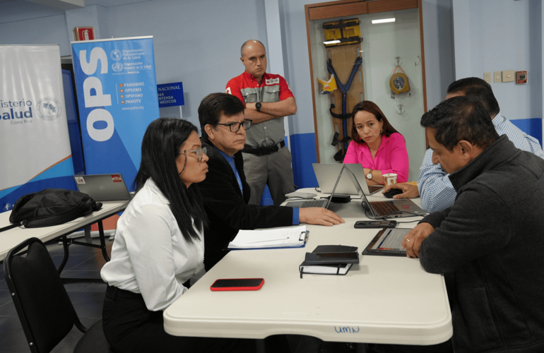 Integrantes de una de las mesas de trabajo durante su espacio de análisis