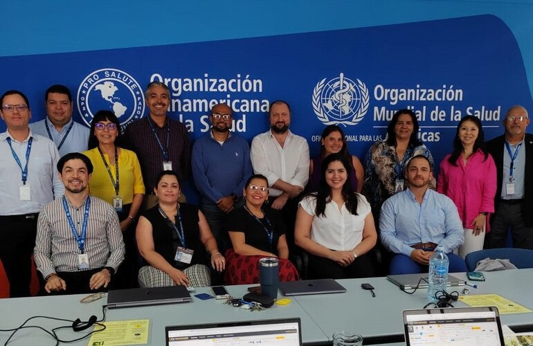 Participantes del taller posando para la foto grupal